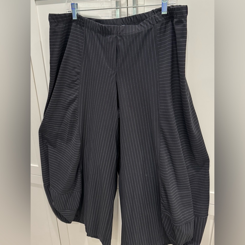 ALEMBIKA  ladies size 6  ( 16-18 ) Black Pinstripe Harem Pants